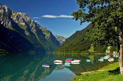 Bunte Boote am Klöntalersee