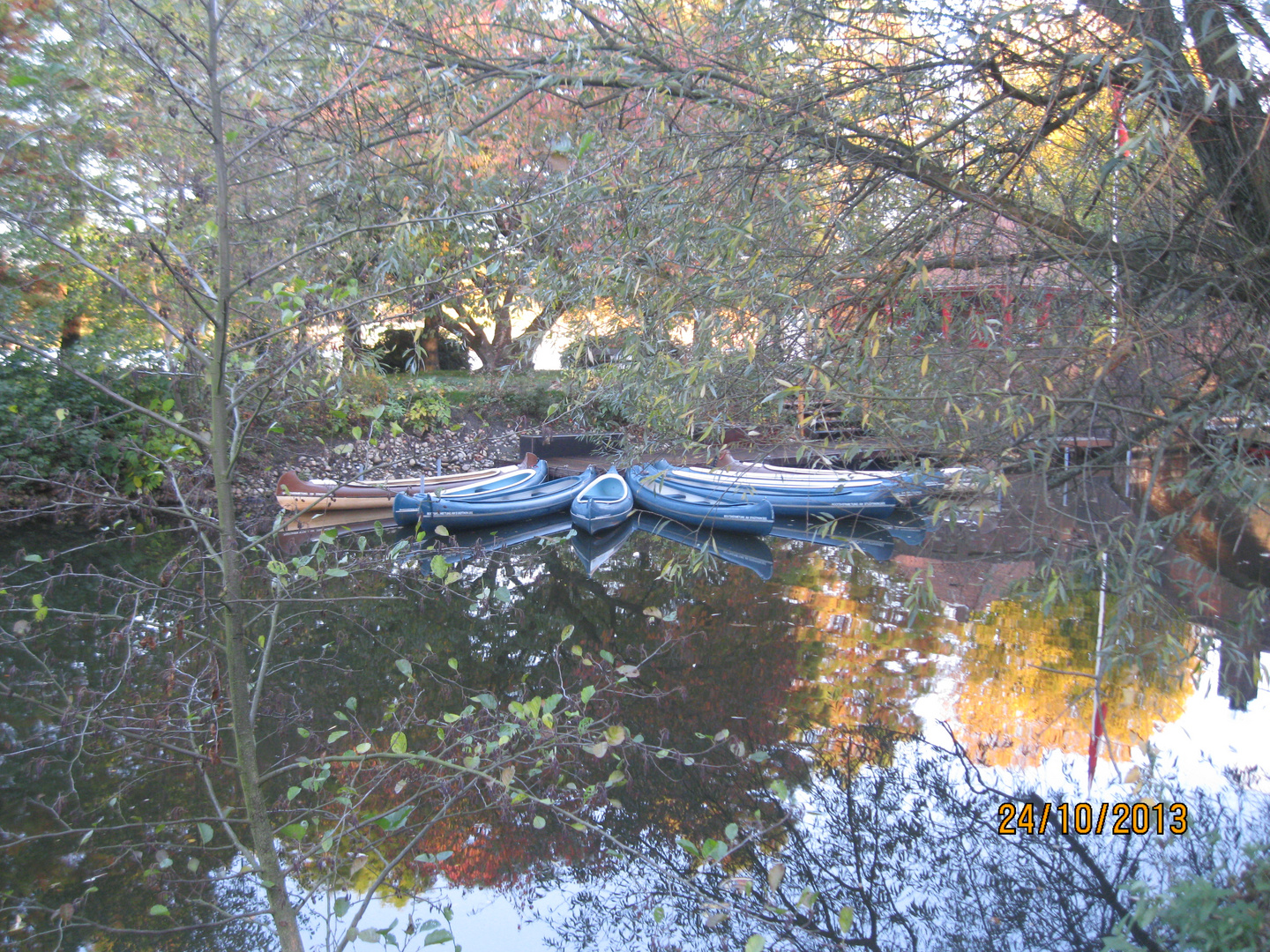 BUNTE BOOTE DER HERBSTLICHEN SEHNSUCHT