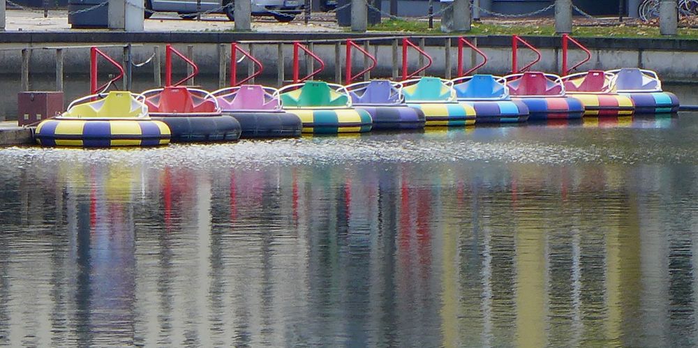 Bunte Boote im Mediapark Köln