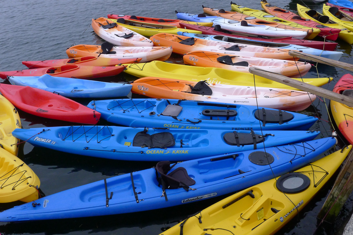 bunte Boote im Wasser