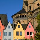 bunte Bürgerhäuser vor romanischer Kirche Groß Sankt Martin in Köln