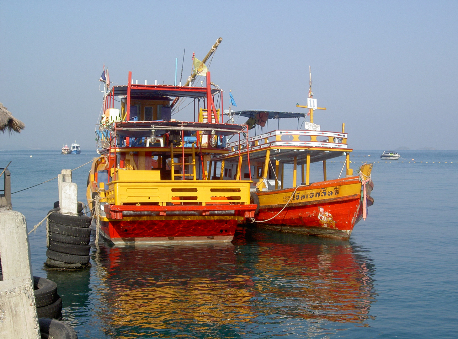 bunte Fähren in Thailand