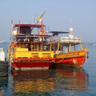 bunte Fähren in Thailand