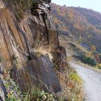 Bunte Felsen auf dem Rotweinwanderweg bei Mayschoss