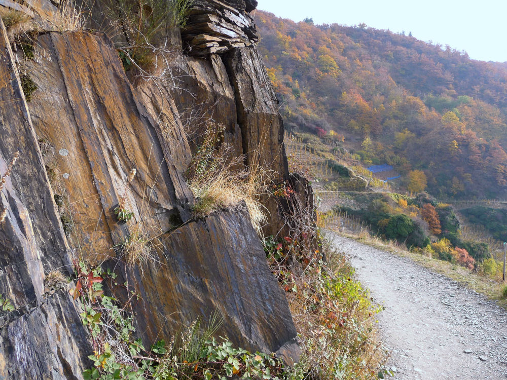 Bunte Felsen auf dem Rotweinwanderweg bei Mayschoss