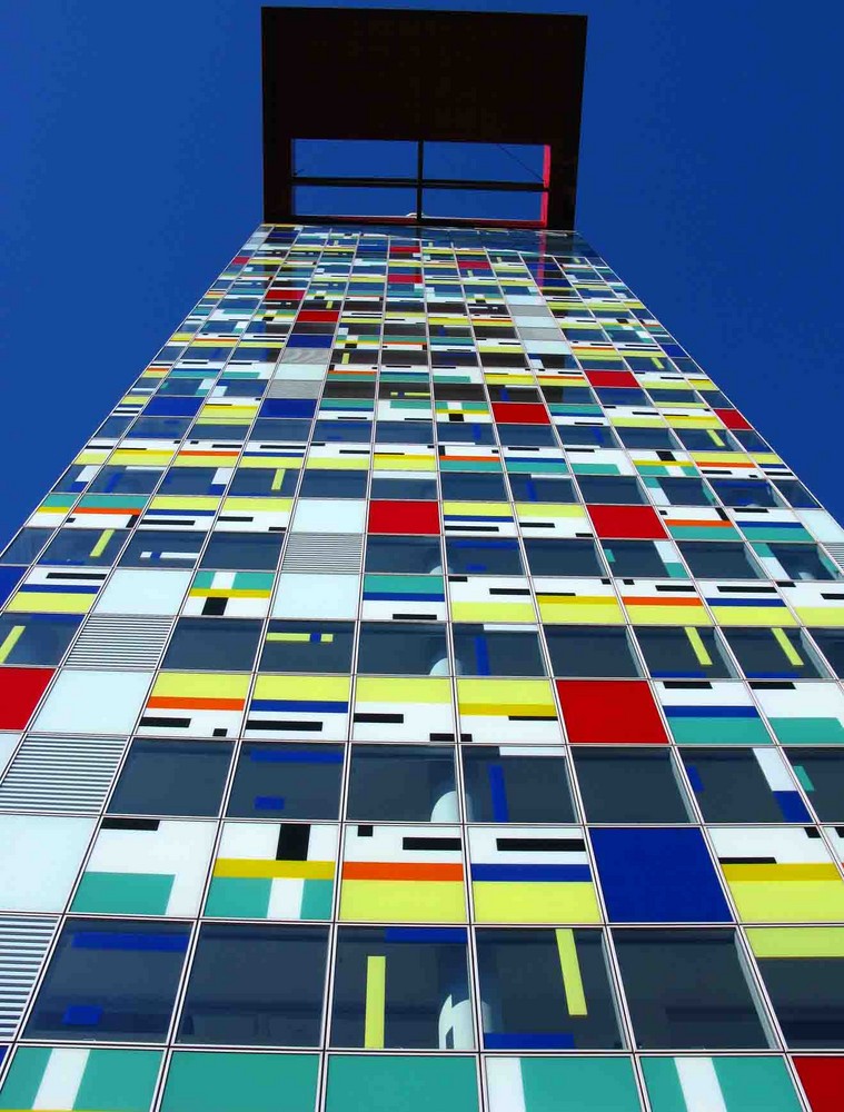 Bunte Fenster im Medienhafen Düsseldorf. Foto &amp; Bild