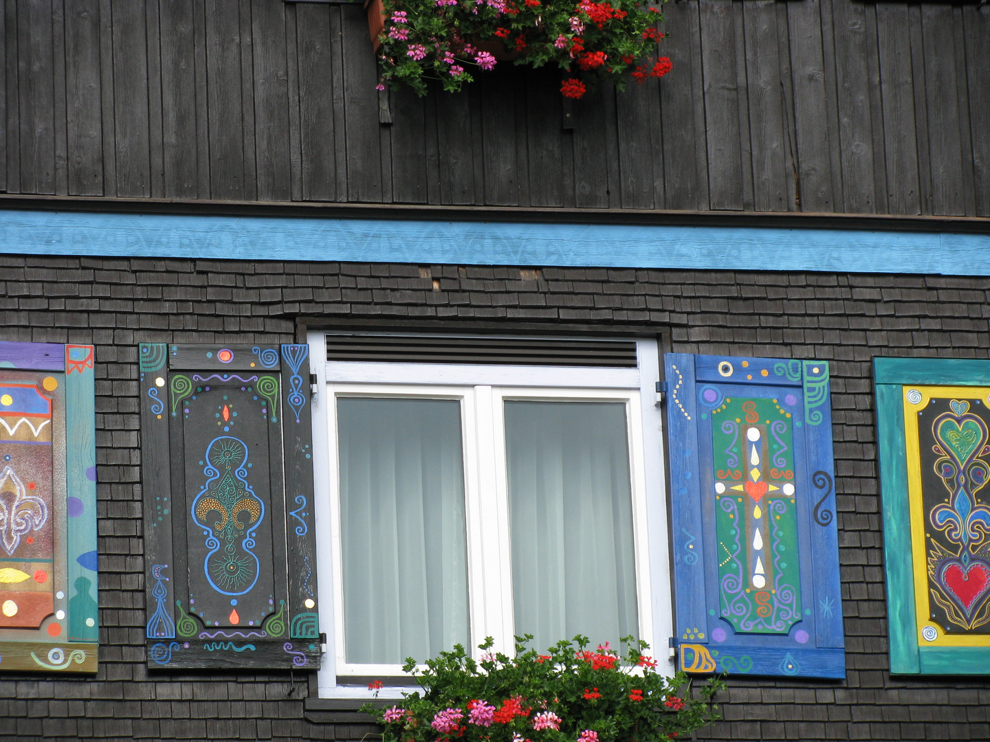 Bunte Fensterläden