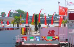 Bunte Flaggen auf einem Terassenschiff
