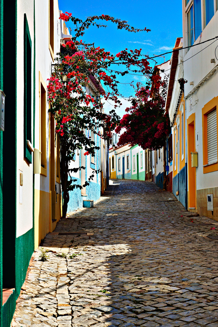 Bunte Gasse in Ferragudo