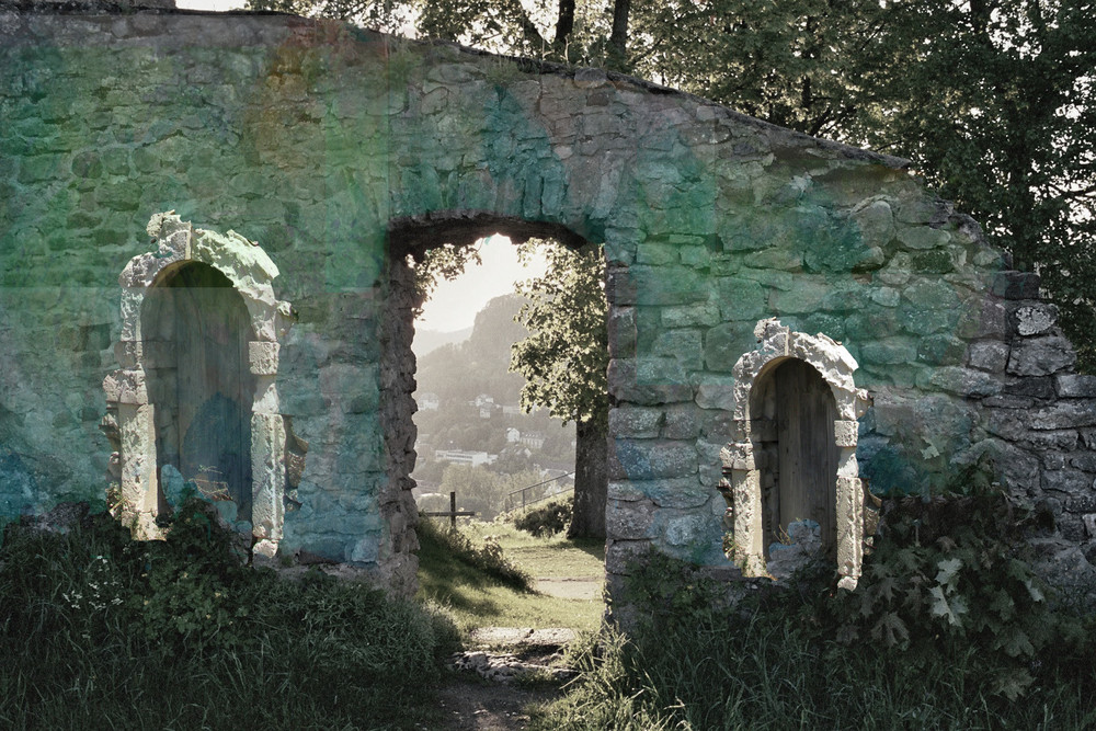 bunte geheimisvolle Ruinenmauer - Lichtblick