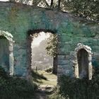 bunte geheimisvolle Ruinenmauer - Lichtblick