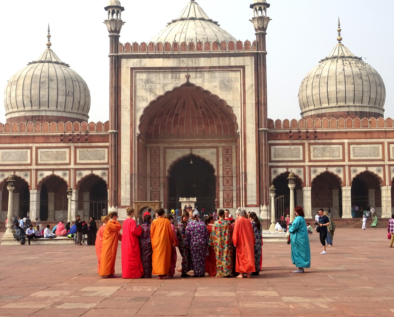 Bunte Gruppe vor Moschee in Delhi