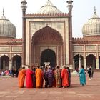 Bunte Gruppe vor Moschee in Delhi