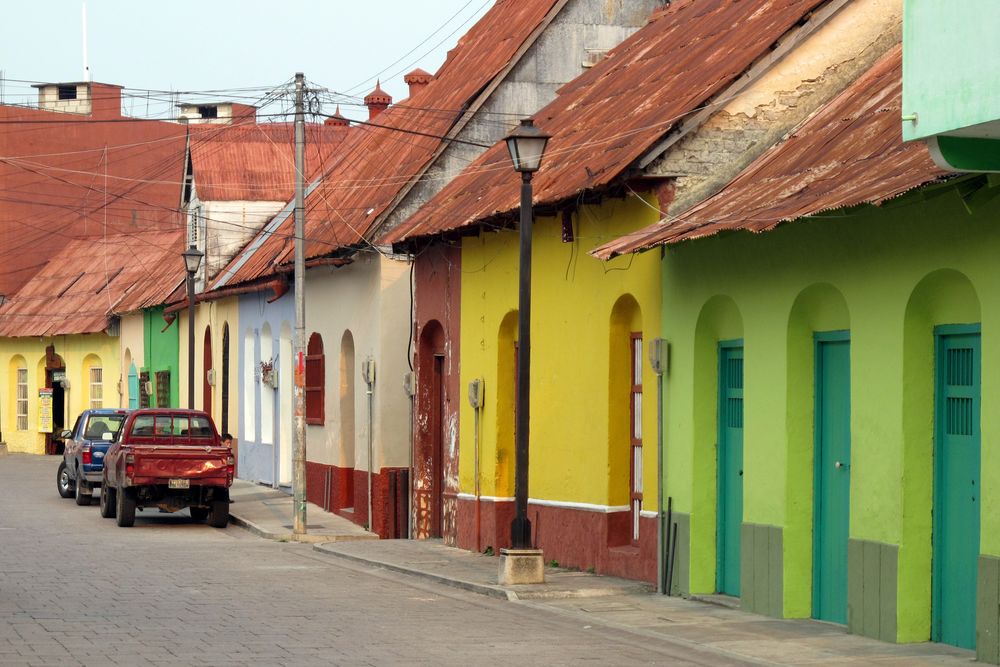 Bunte Häuser in Flores, Guatemala