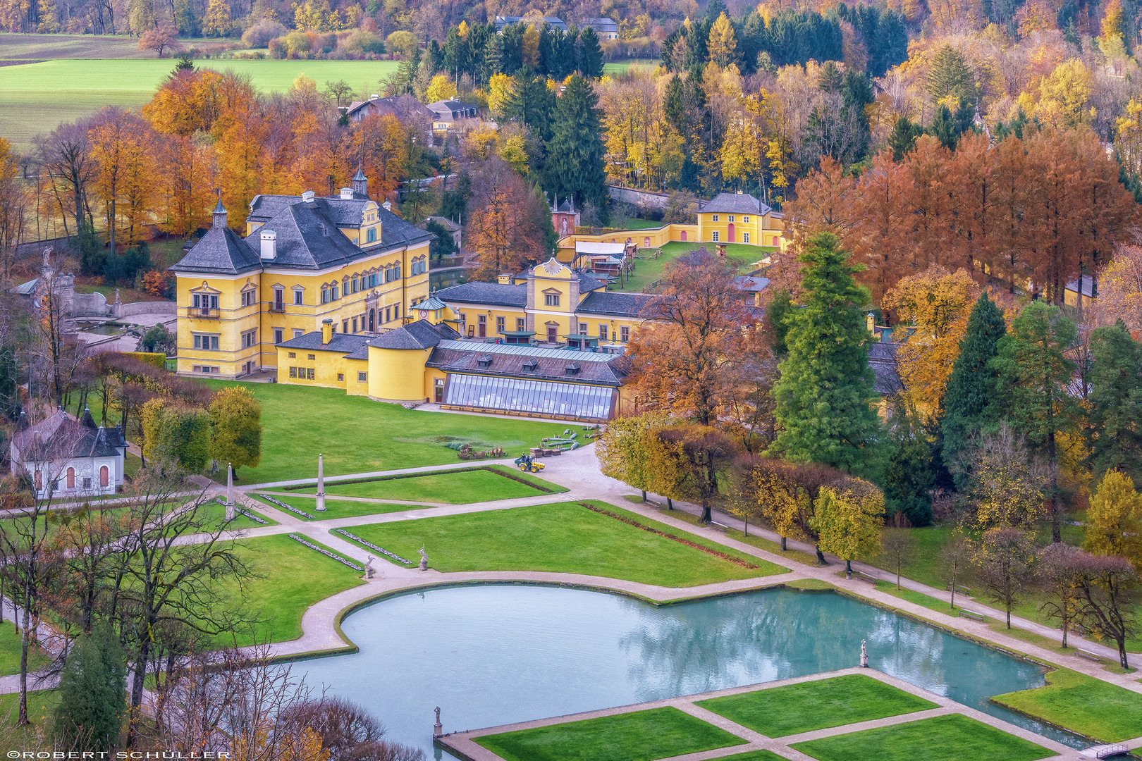 Bunte Herbstfarben im Schloss Hellbrunn 