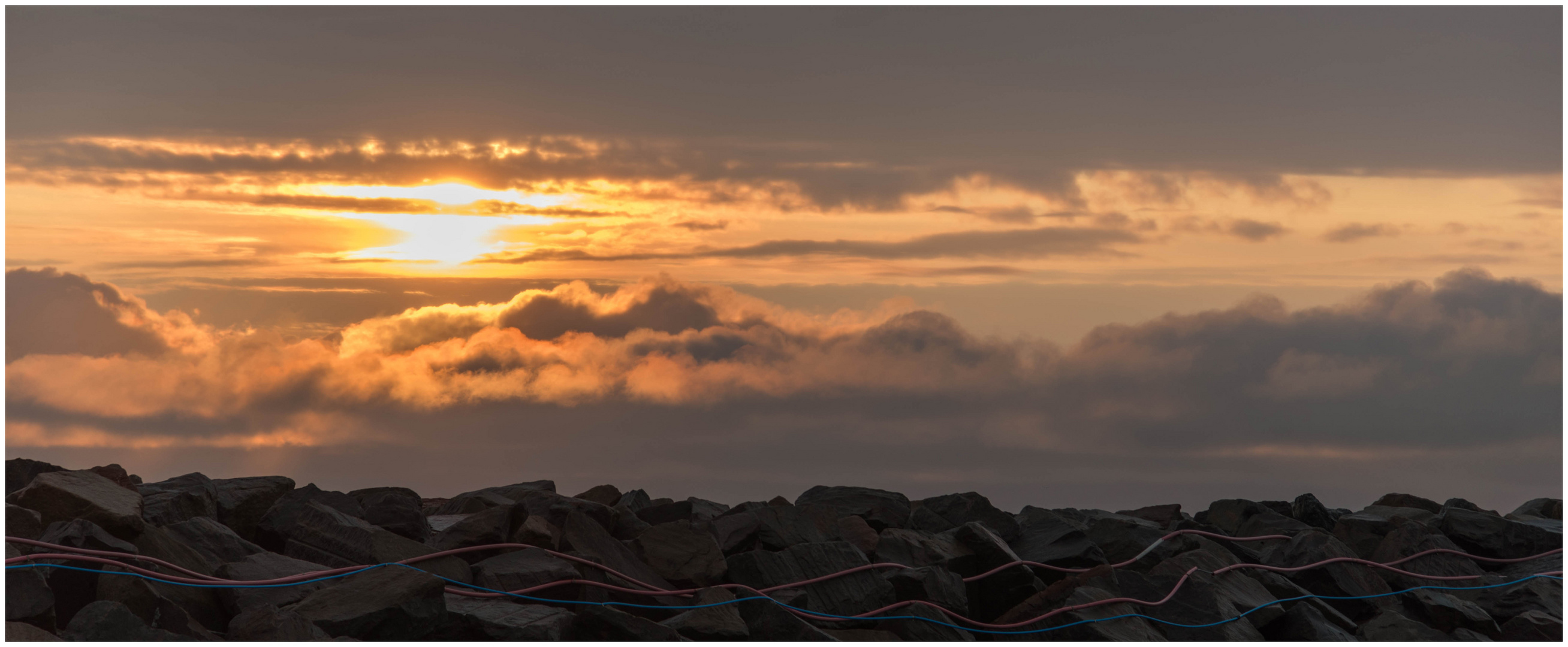 bunte Kabel im Sonnenuntergang