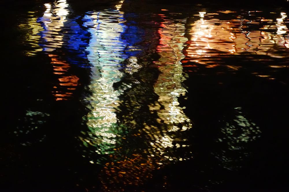 Bunte Lichter im Wasser