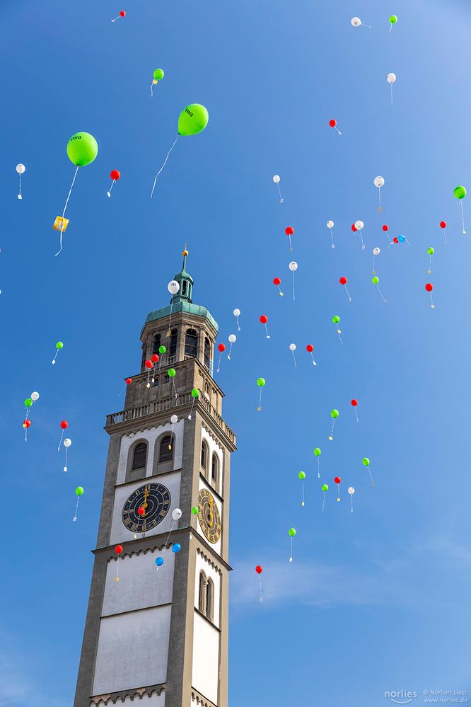 Bunte Luftballons am Perlachturm