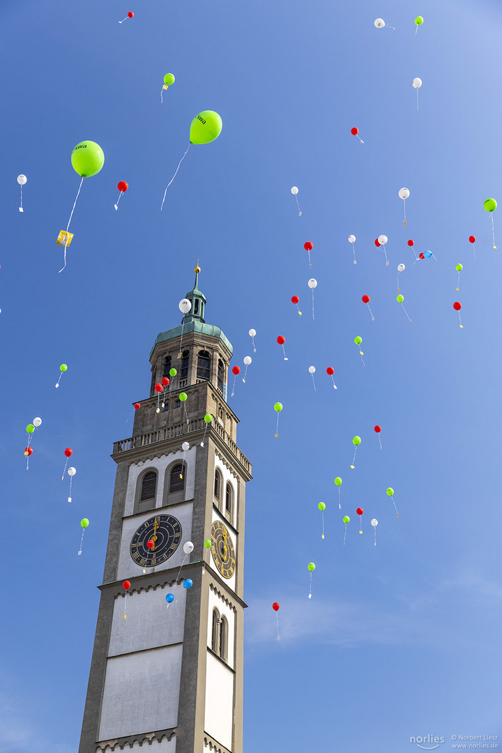 Bunte Luftballons am Perlachturm