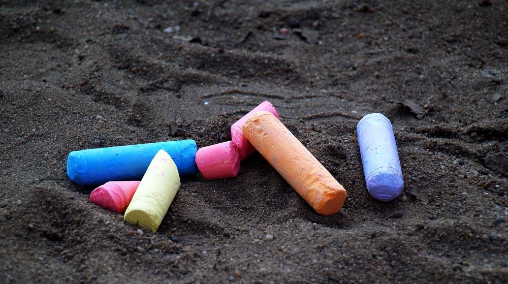 Bunte Malkreide im Sand.....