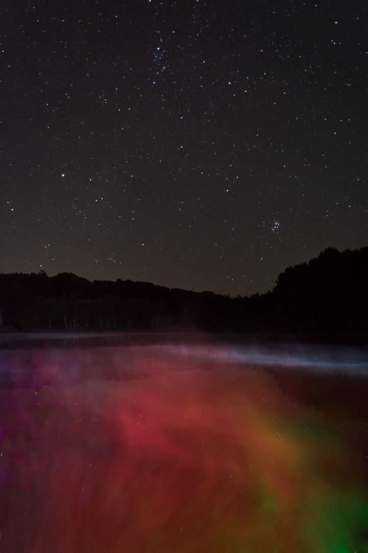 Bunte Nebel am See