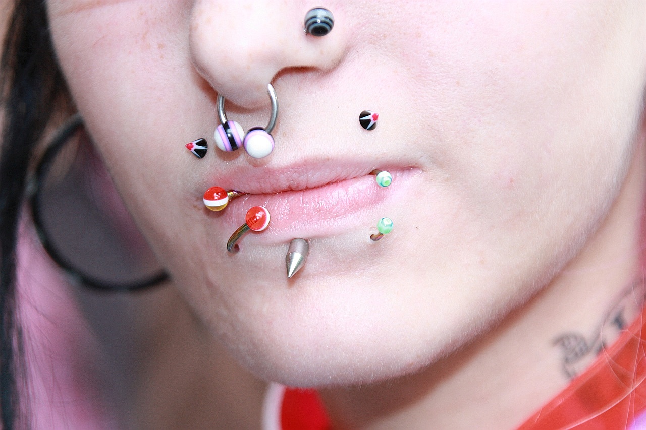 Bunte Piercings