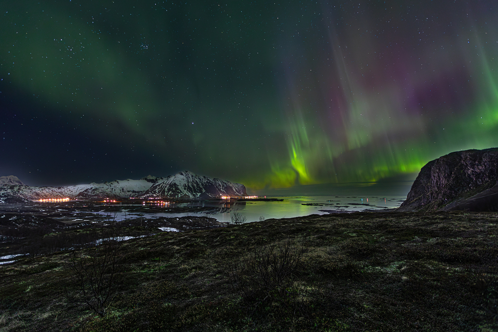 Bunte Polarlichter über den Lofoten