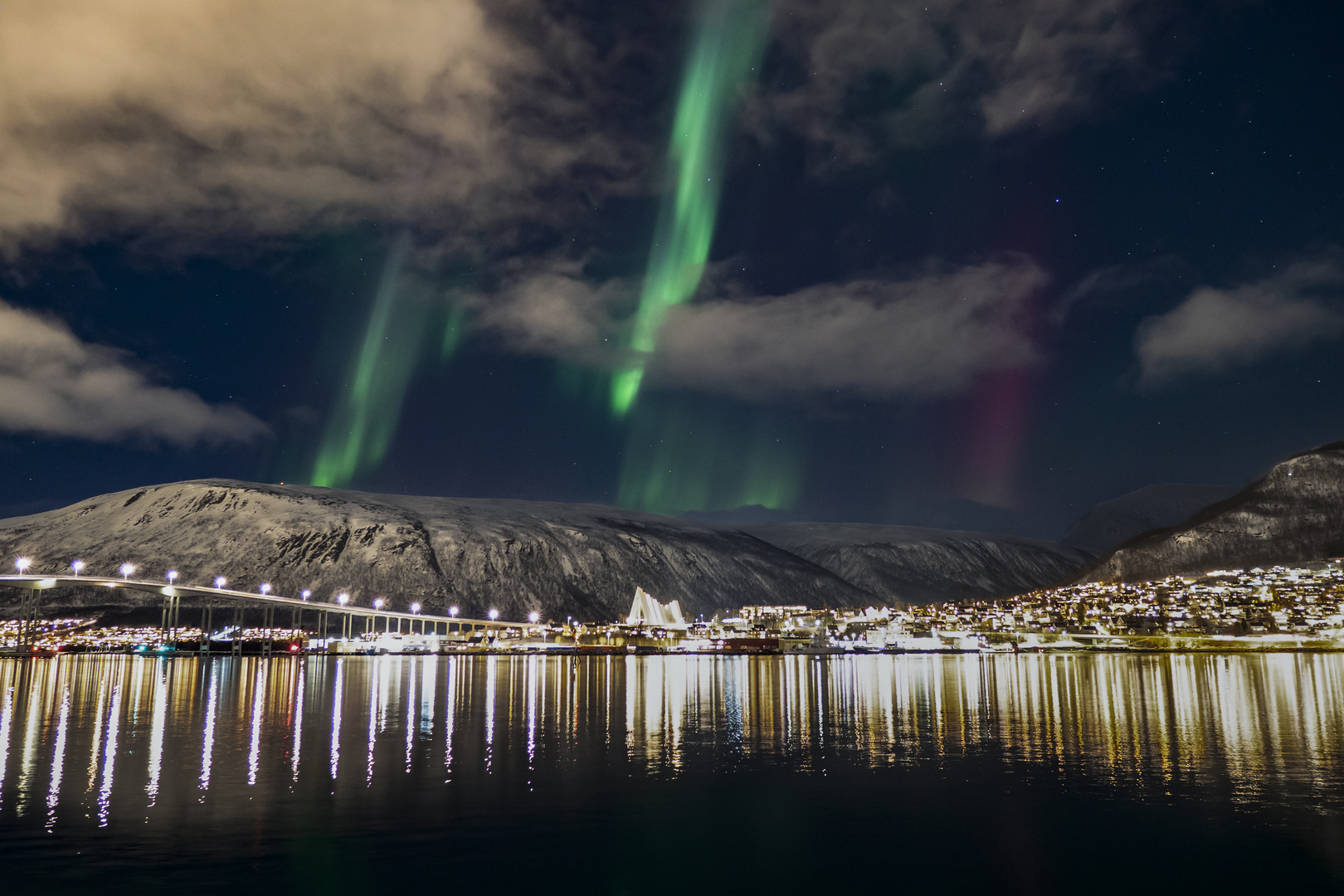 Bunte Polarlichter über Tromso