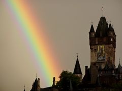 Bunte Regenbogenfarben aus braunem Stein