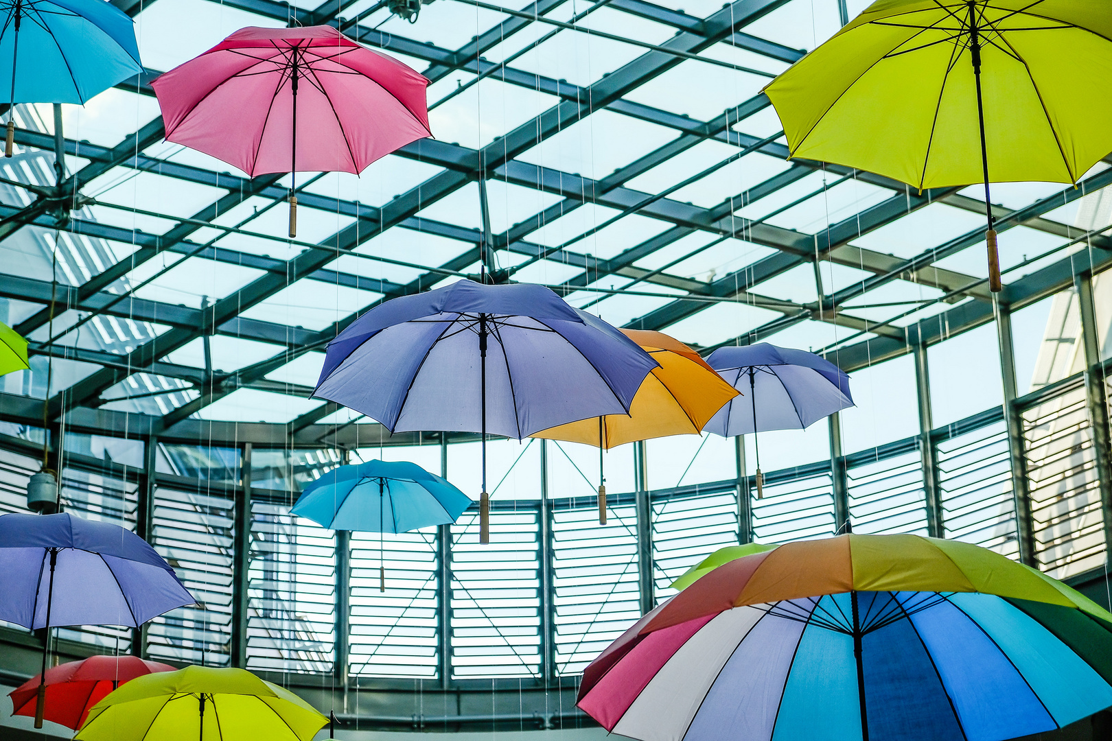 bunte Regenschirme an der Decke