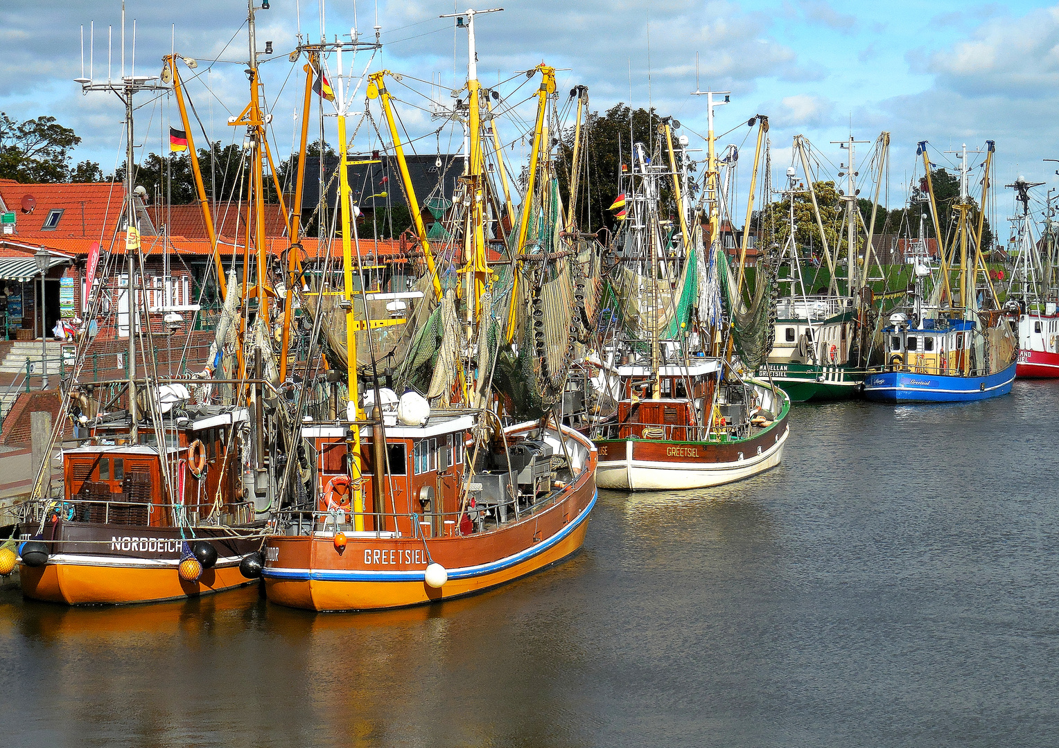 Bunte Schiffe in Greetsiel