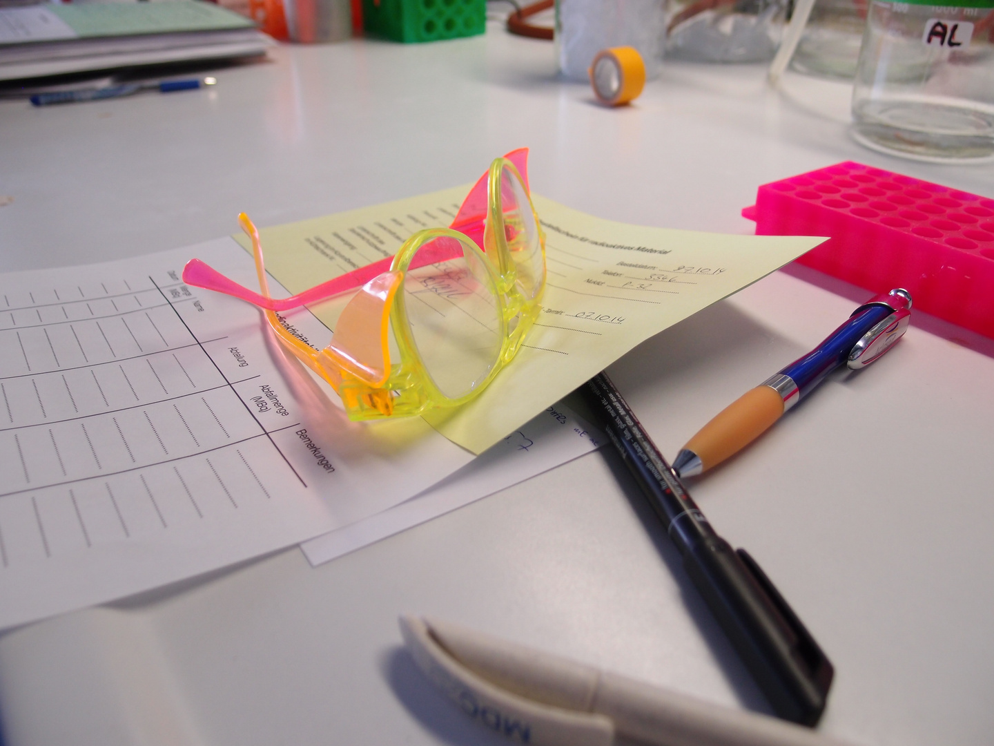 bunte Schutzbrille auf Laborbank