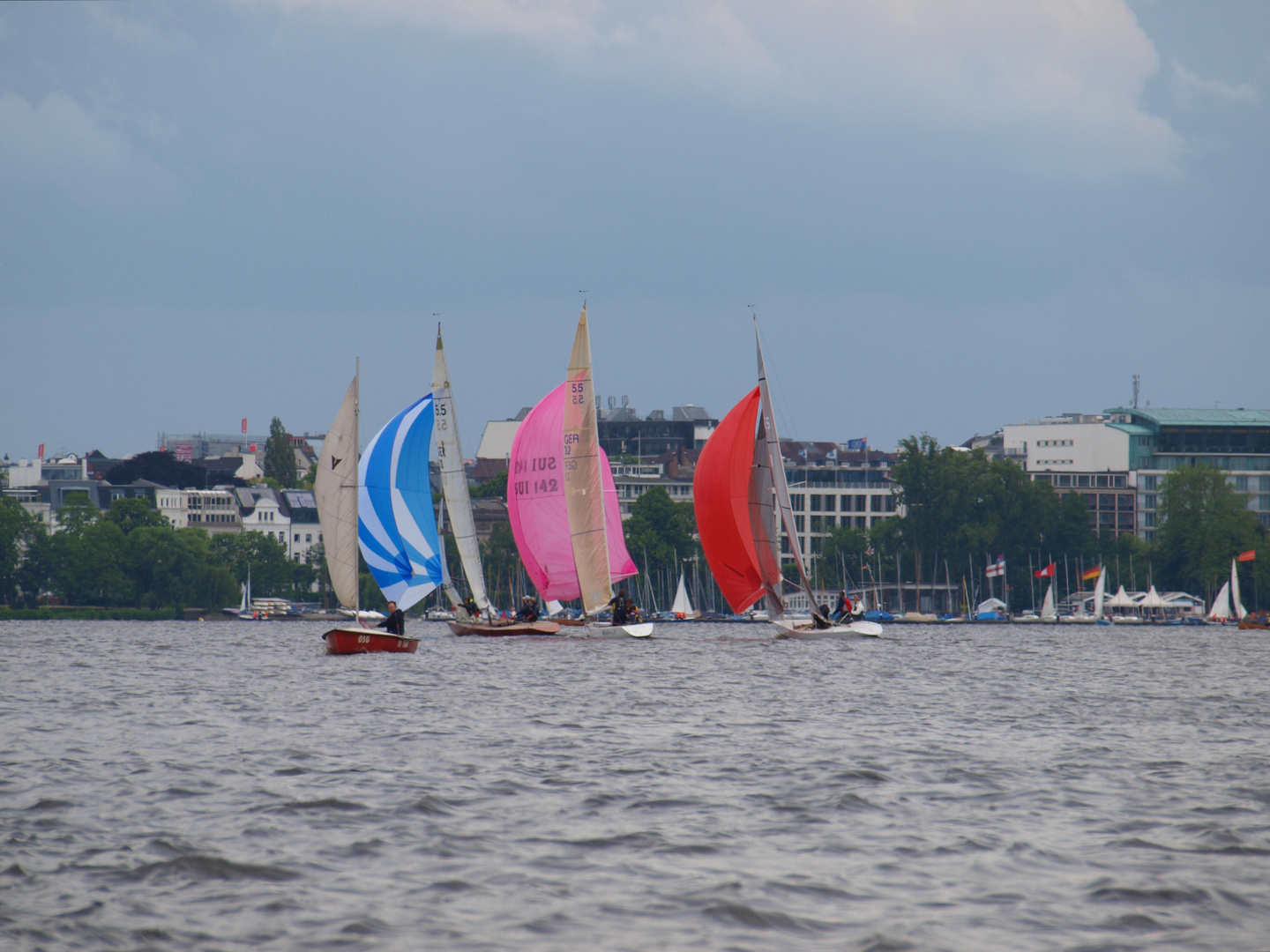 Bunte Segel bei Nieselwetter in Hamburg