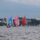 Bunte Segel bei Nieselwetter in Hamburg