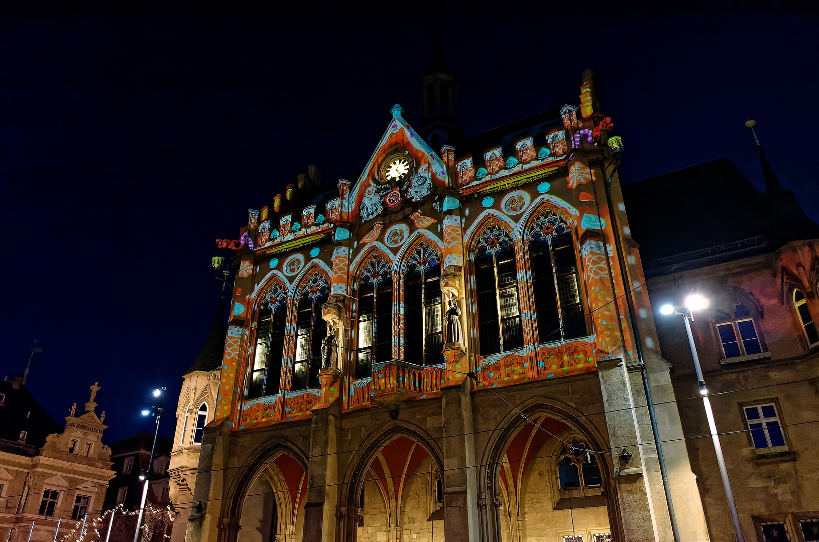 ... bunte Stadt, buntes Rathaus ...