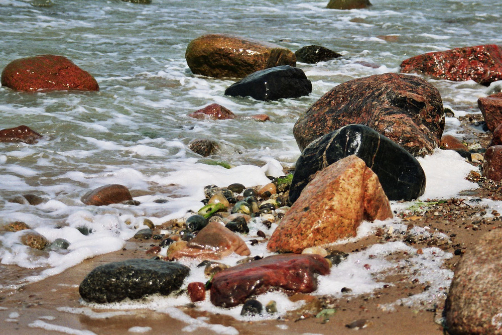 Bunte Steinvielfalt am Strand der Ostsee