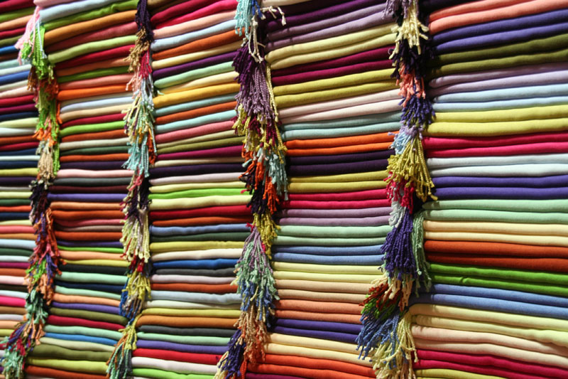 Bunte Stoffe auf dem Großen Bazar in Istanbul