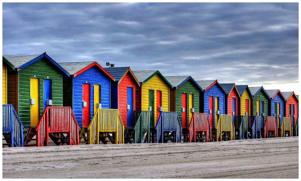 Bunte Strandhäuser in Südafrika