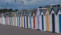 Bunte Strandhäuser warten auf Kundschaft