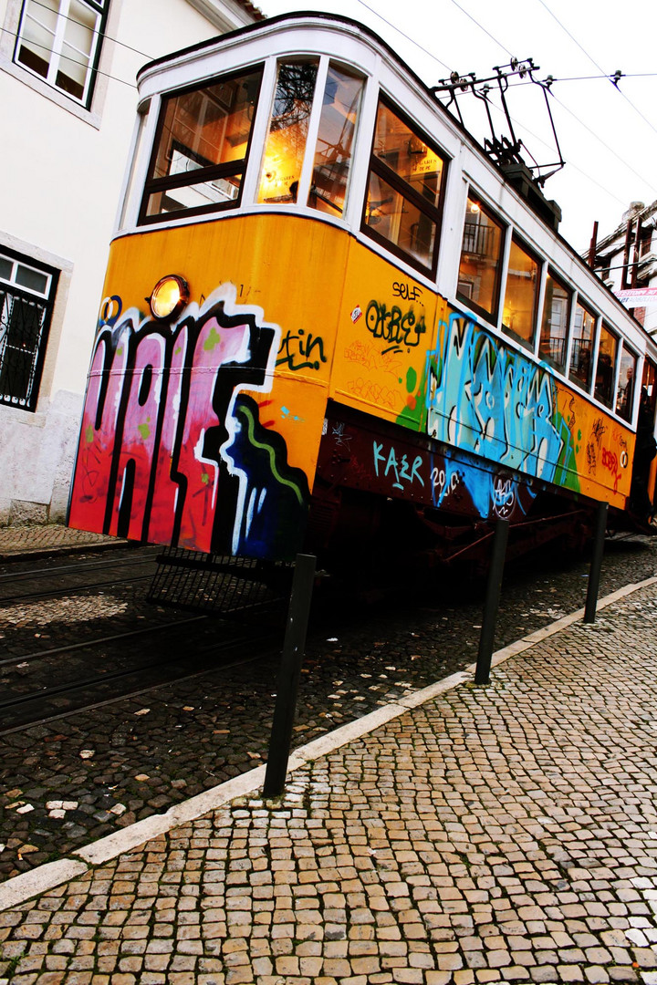 Bunte Straßenbahn in Lissabon