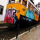 Bunte Straßenbahn in Lissabon