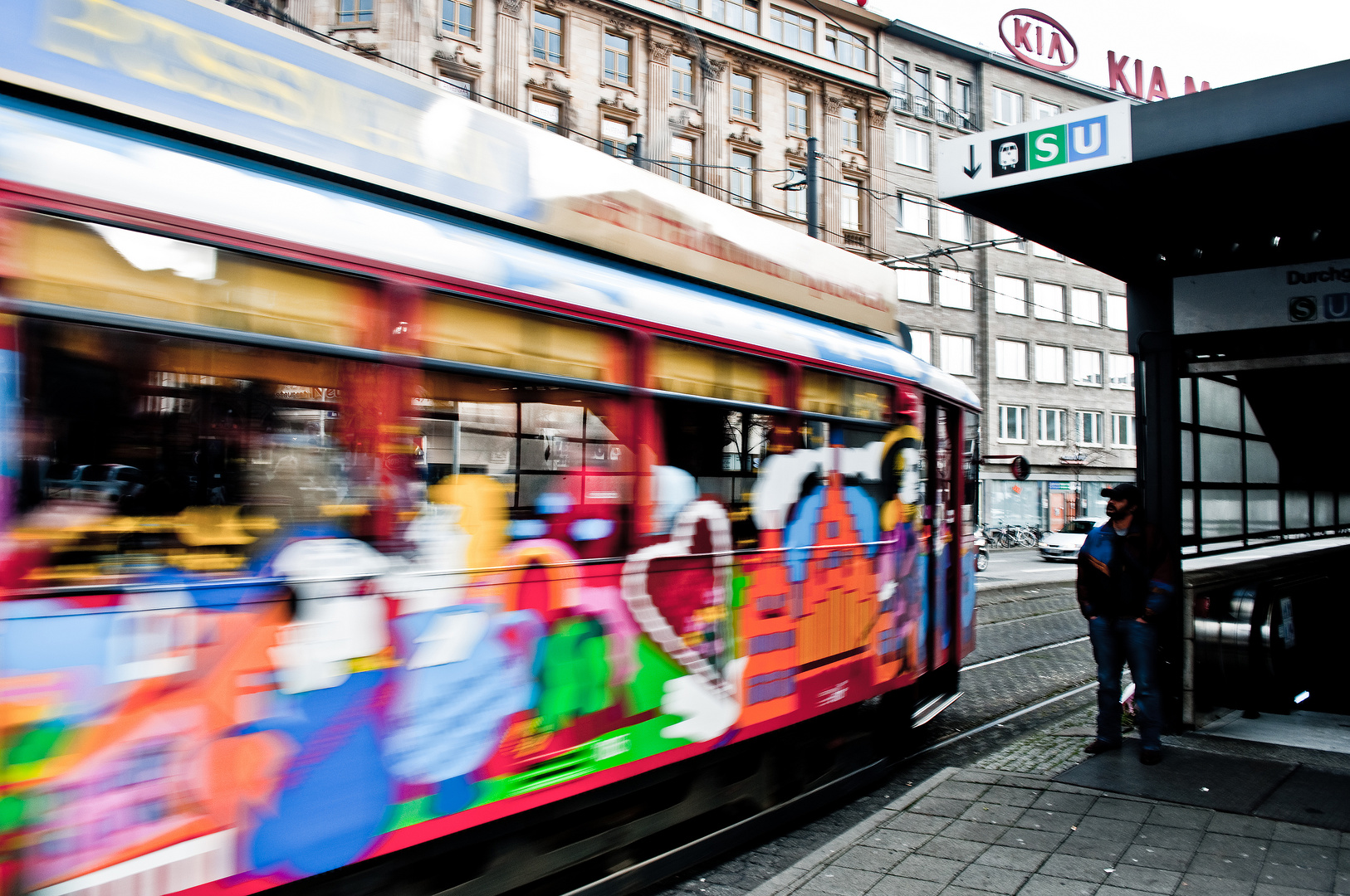 bunte Straßenbahn vor dem Frankfurter HBF