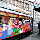 bunte Straßenbahn vor dem Frankfurter HBF