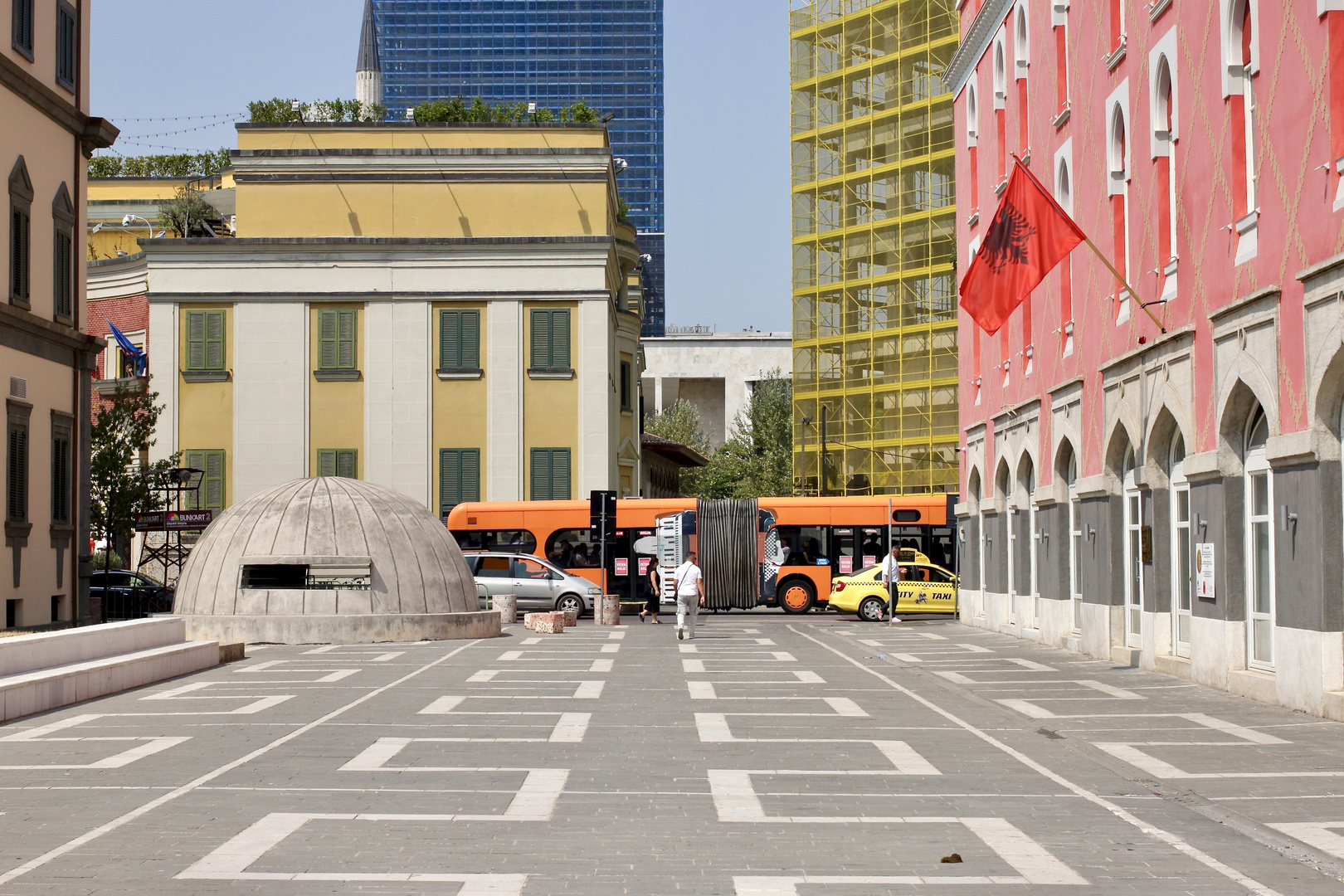 bunte Straßenflucht mit Bunker, Tirana, AL