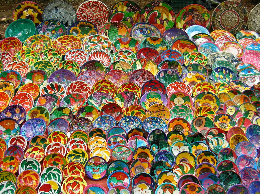 bunte Teller auf einem Markt in Chichen Itza (Mexiko) von clthini 