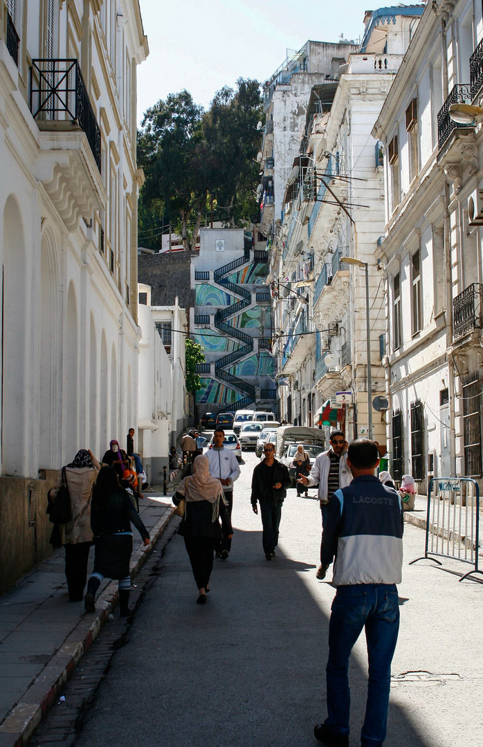 Bunte Treppe im Zentrum von Algier