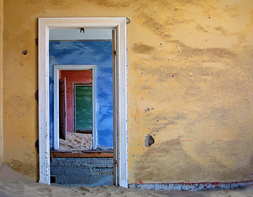 Bunte Wände in Kolmanskop