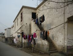 Bunte Wäsche in einem grauen Vorstadtviertel von Hefei