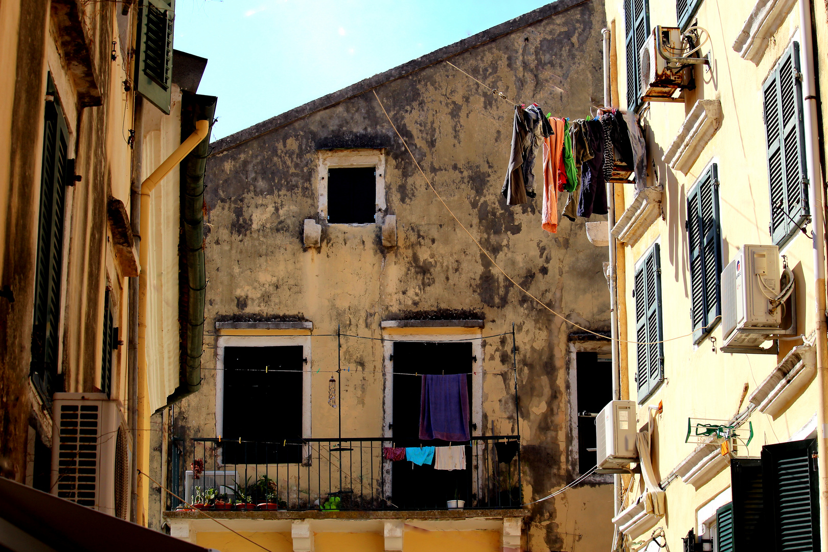 Bunte Wäsche zwischen den Häusern von Korfu Stadt