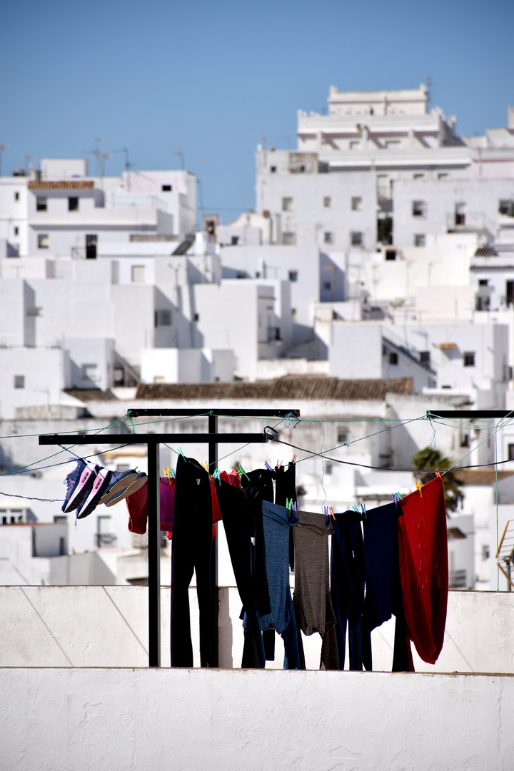 Bunte Wäscheleine vor andalusischem Weiß